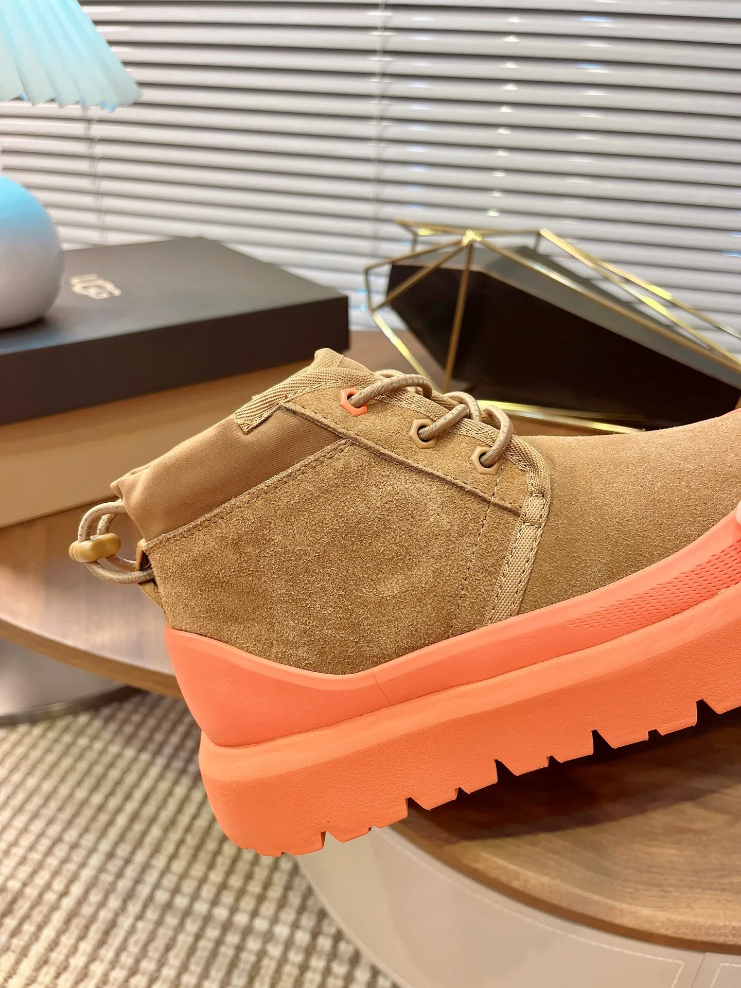 【UGG】 P: 560💰 Couple shoes Size: Women’s size 35-40 / Men’s size 40-44 UGG Tasman Weather Hybrid slip-on snow boots👢 Wang Yibo's same style 👏 adds a large orange sole to the classic Tasman shoe style, functional color contrast design, environmentally friendly waterproof and snowproof material, which has both fashionable and functional attributes. At the same time, it is paired with the new UGG furry shoes Keen's furry color-blocking jacket. Bright orange and maroon collide to create a new light outdoor style and open up a new travel experience in early autumn! Using the best materials, the 17mm fur integrated surface is warmer and breathable, and the outsole is upgraded to a lightweight and wear-resistant light wing technology outsole!